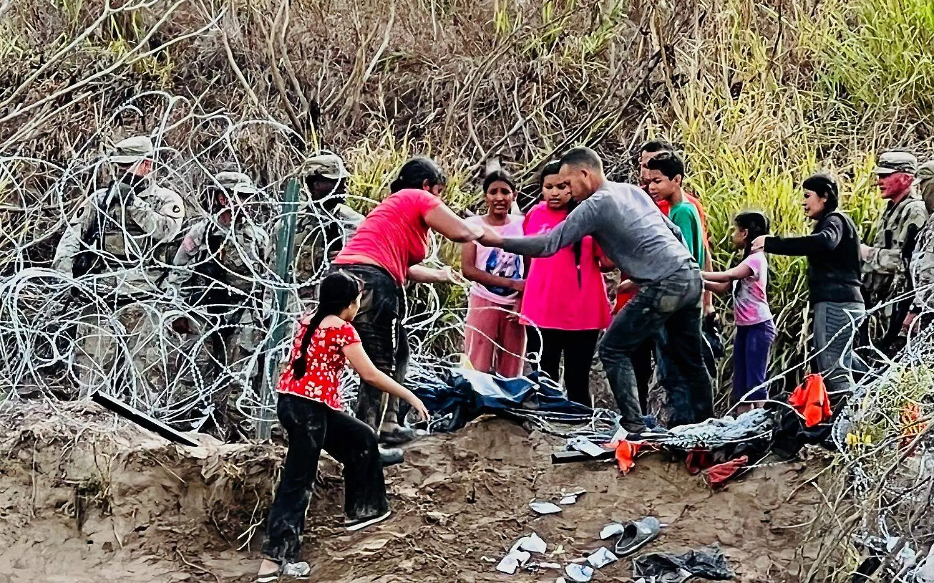 Migrantes cruzan alambrada y se enfrentan con la Guardia Nacional de EU EFE (1)